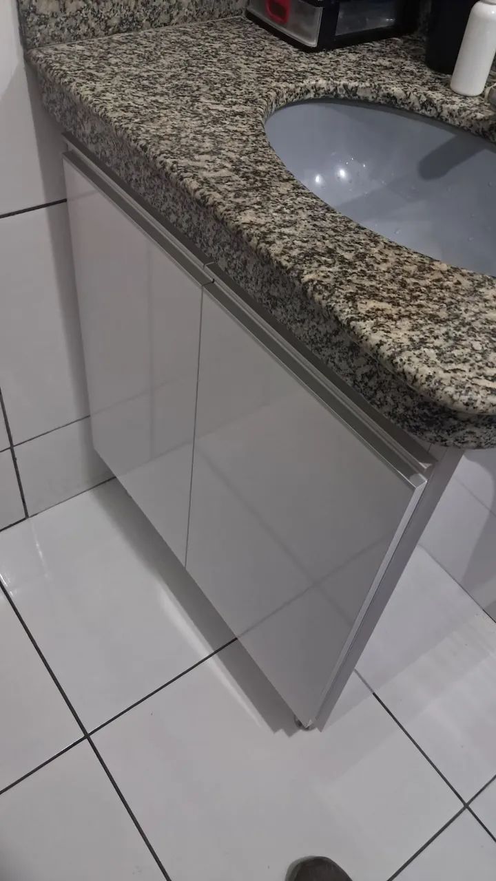 Armário de Banheiro com 2 Portas 400reais 