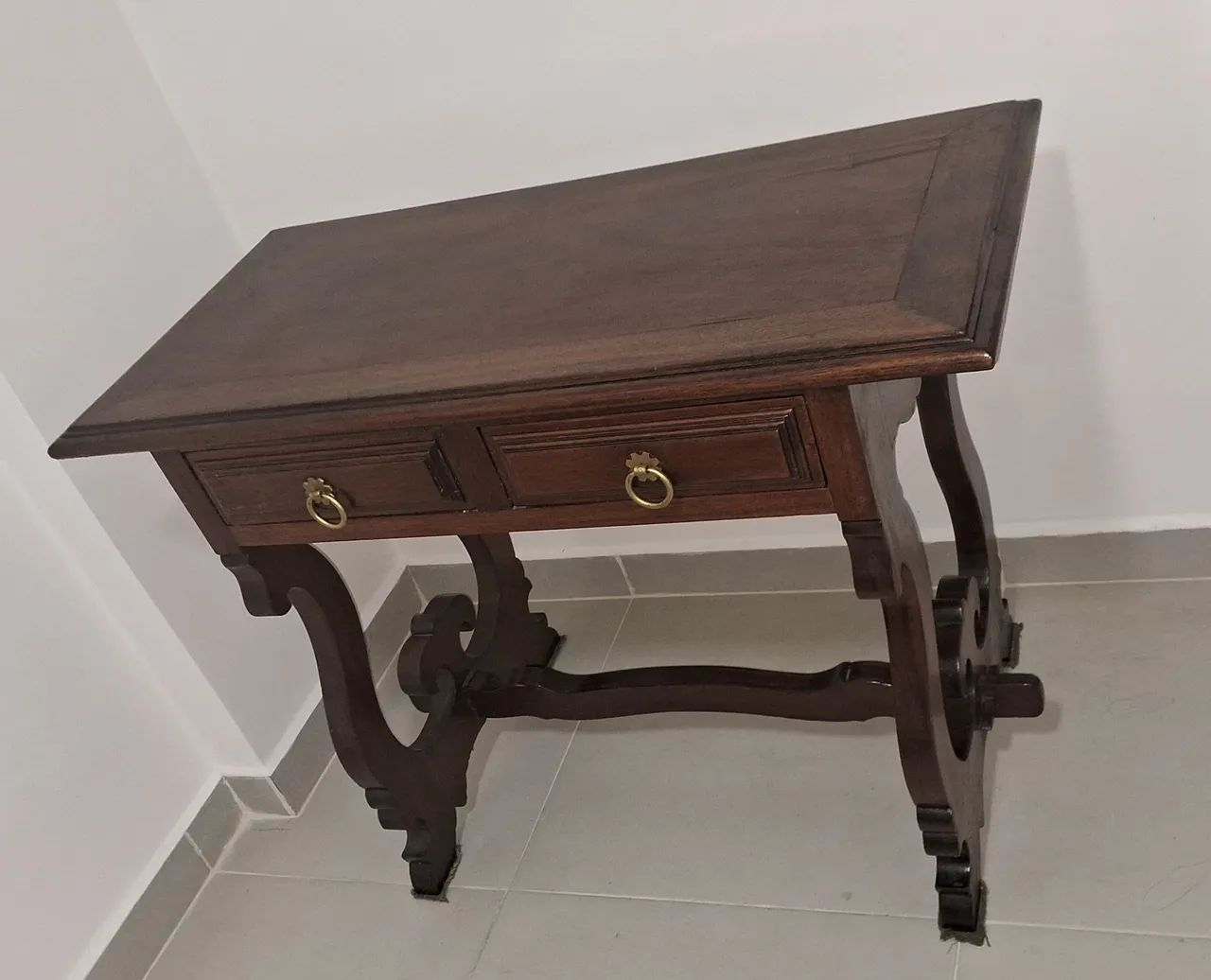 Escrivaninha antiga entalhada em madeira maciça 