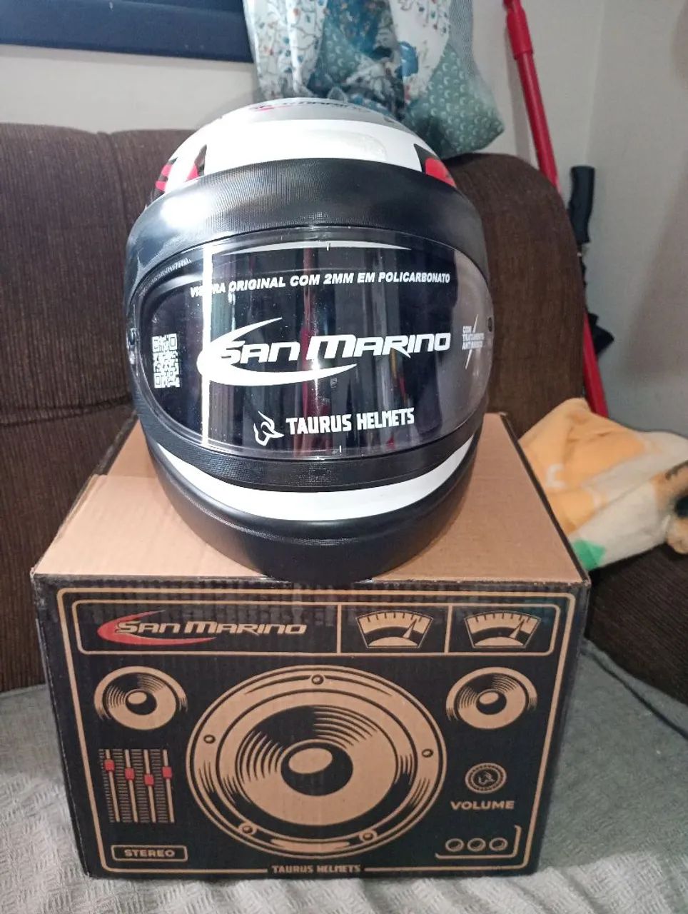 Vendo capacete novo na caixa. San Marino. - Foto 2