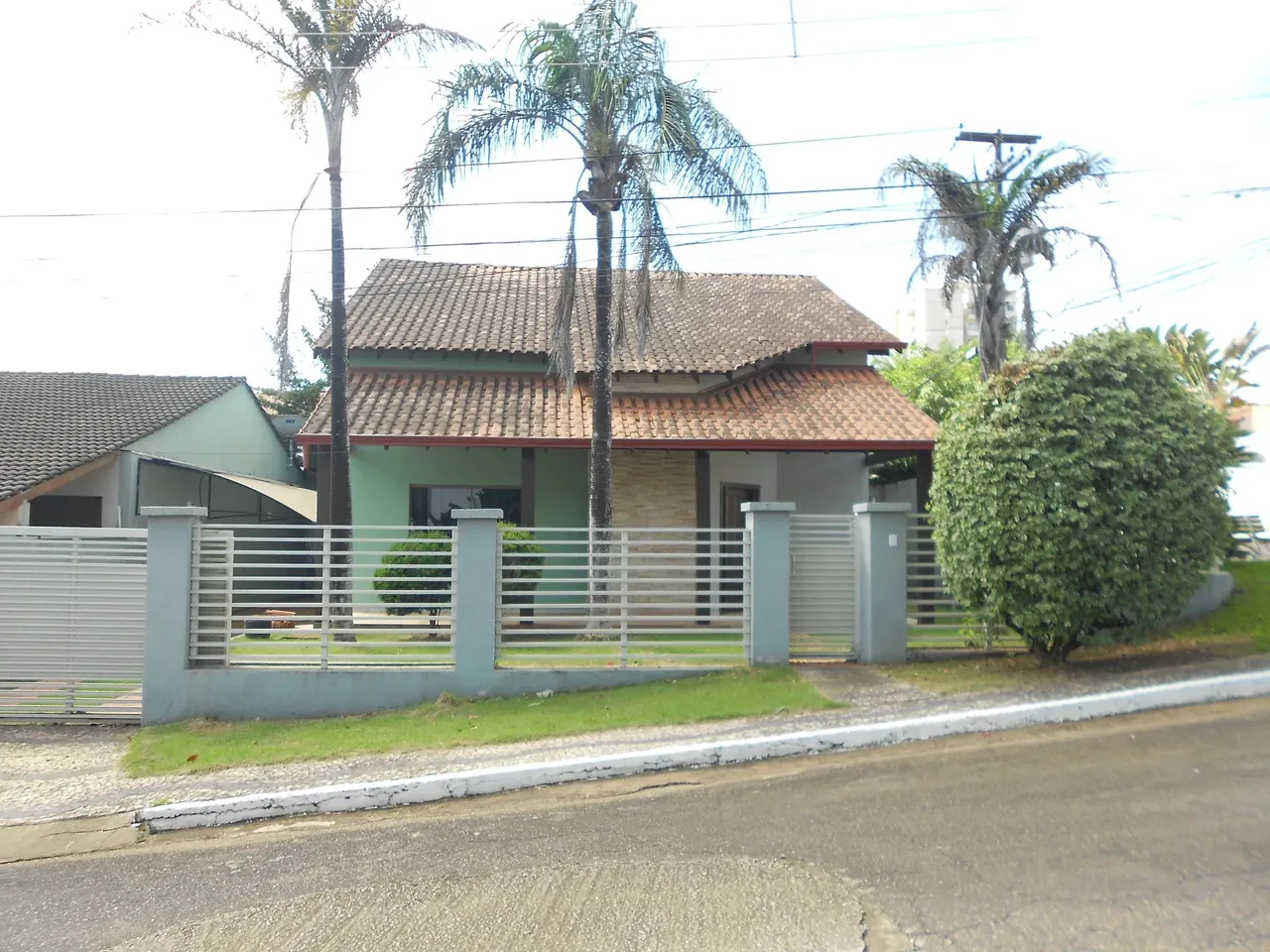 EXCELENTE CASA NO CONDOMÍNIO JARDIM DAS PALMEIRAS