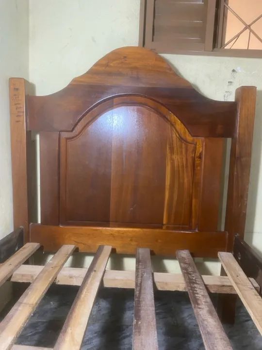 CAMA DE SOLTEIRO EM MADEIRA MACIÇA