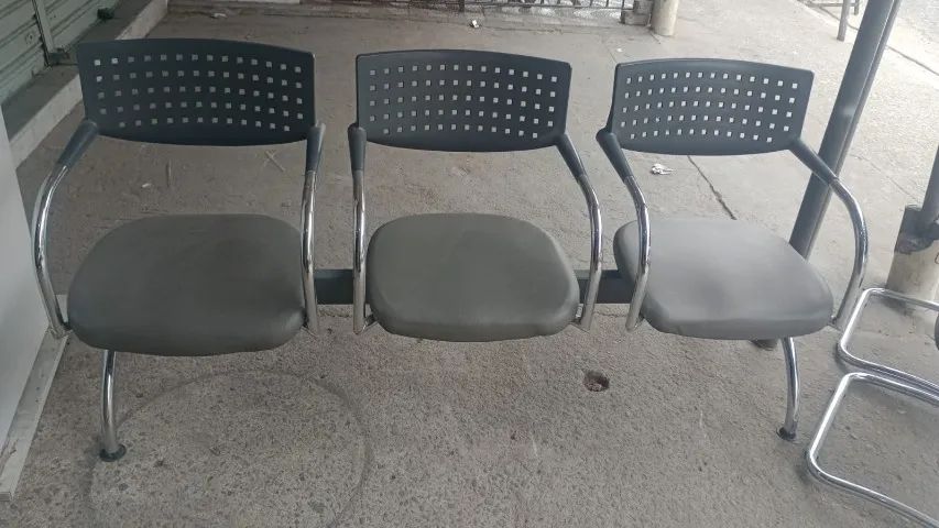 Cadeira ,Longarina cinza com estrutura cromada de 3 lugares em bom estado. 