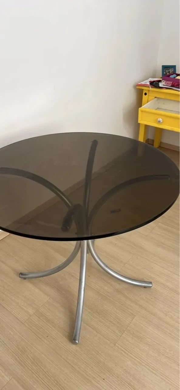 Mesa de centro em vidro e metal