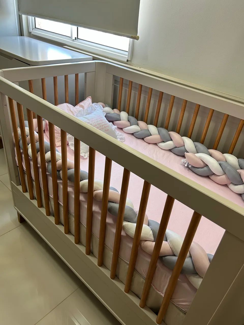 VENDO BERÇO EM MADEIRA MACIÇA + cômoda reller 64330448724994123