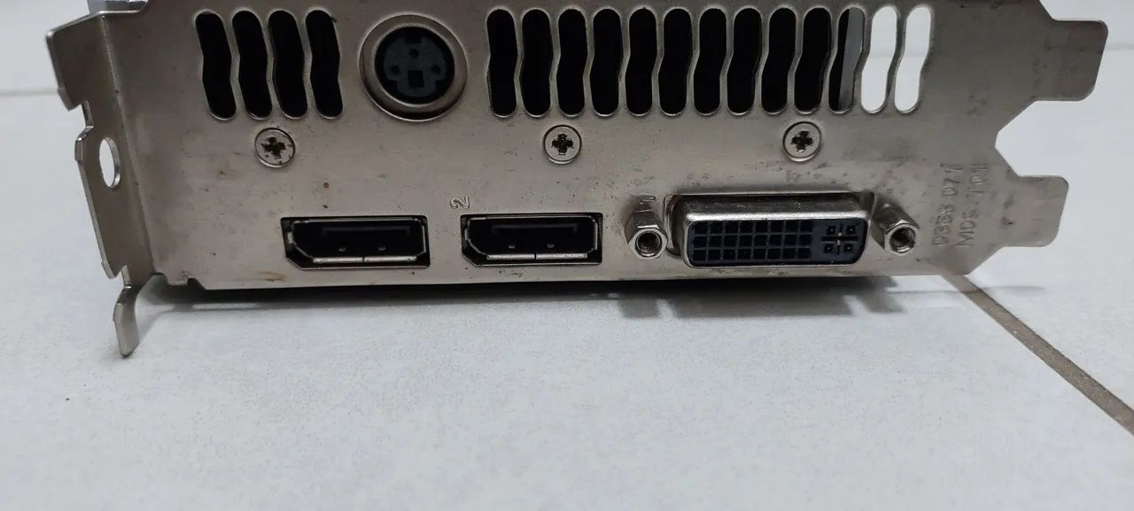 Placa de Vídeo NVIDIA Quadro 6000 COM DEFEITO, liga mas não dá video. - Foto 2