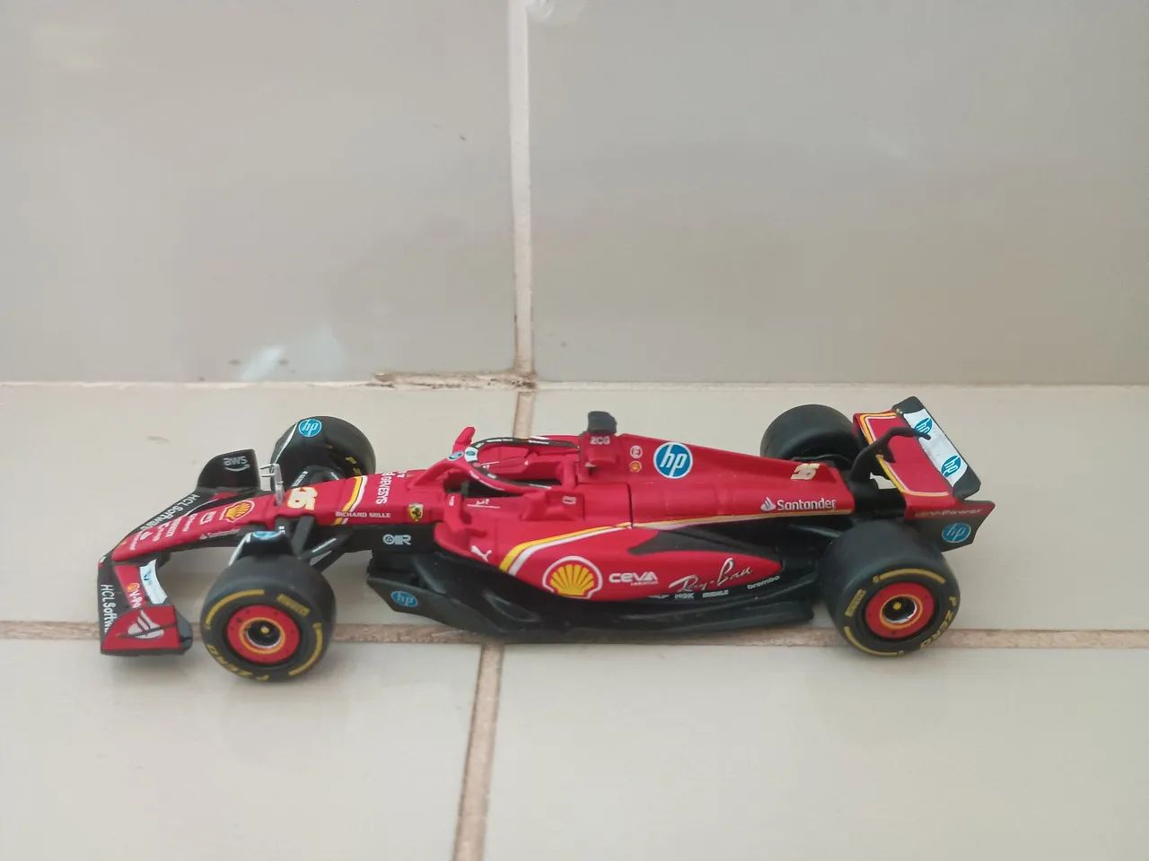 Miniatura ferrari sf24 fórmula 1 1:43 burago - Foto 3