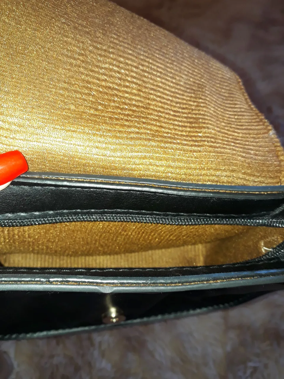 Bolsa preta por fora, dourada por dentro, nunca usada, vendendo por $35,00.