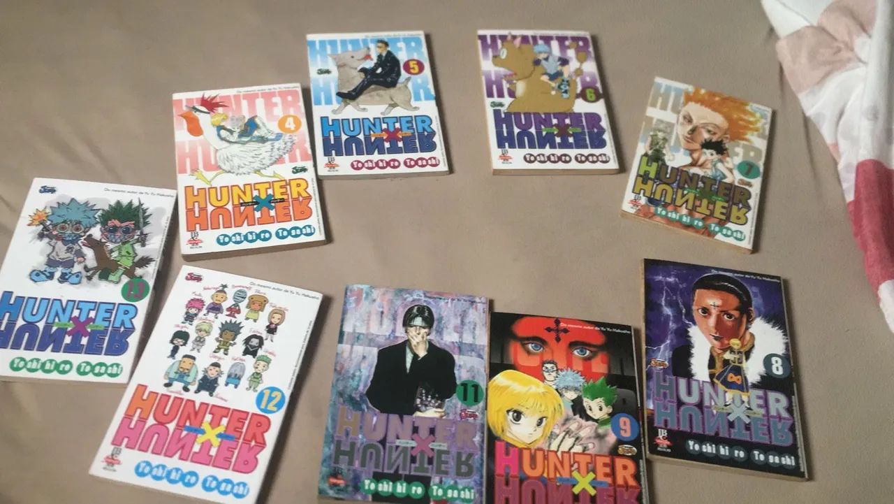Mangás de hunter x hunter e livros da Marvel slim edition