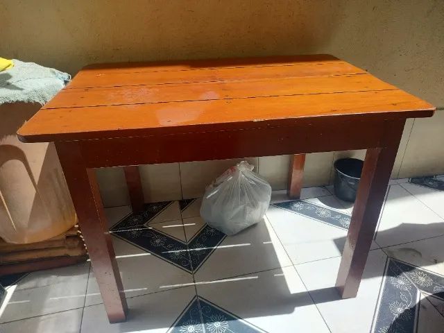 Mesa de madeira 4 cadeiras 