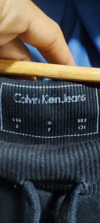 Calça Calvin Klein de Moletom Masculina - Preta e Azul - Foto 5