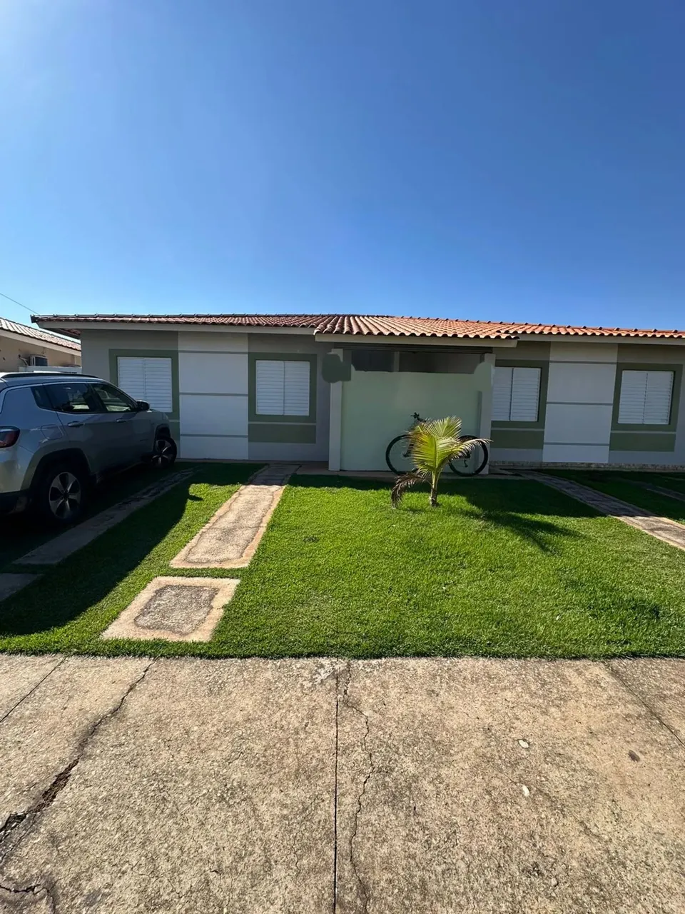 Casa em condomínio com 3 quartos sendo 1 suíte e armários planejados