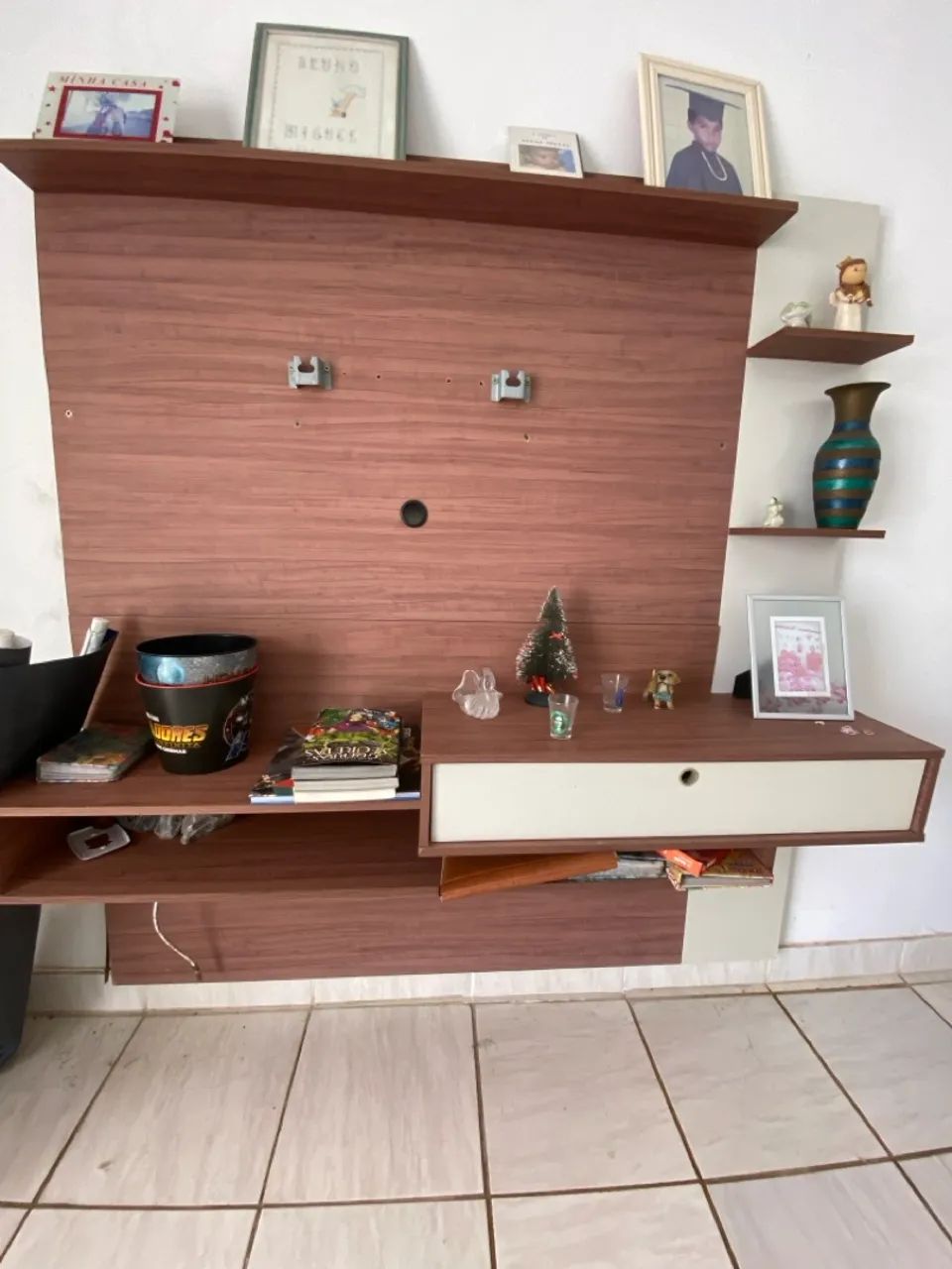 Painel de TV com prateleiras e gaveta