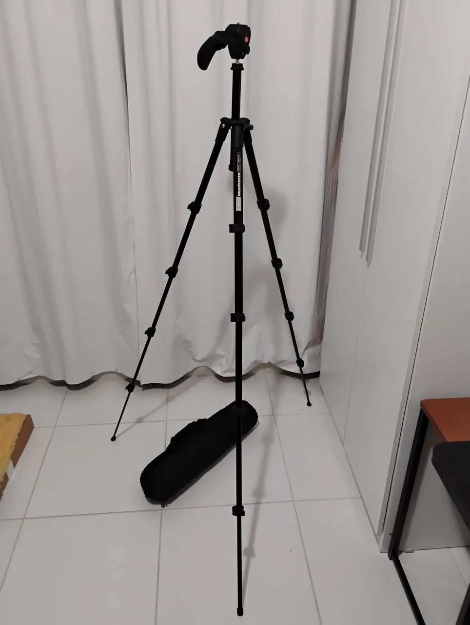 Tripé Manfrotto compacto com cabeça e bolsa de transporte