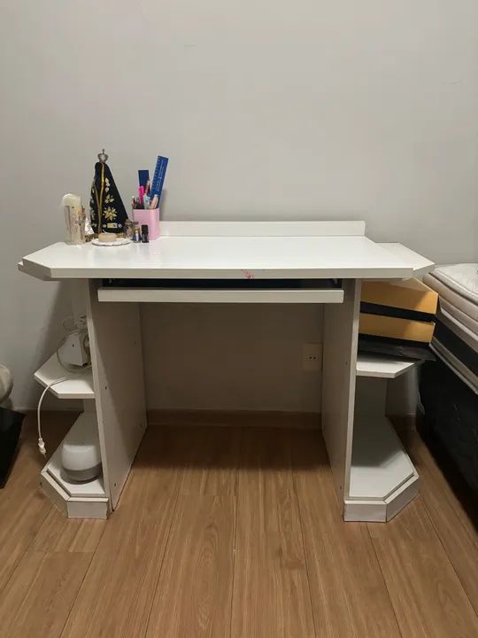 Escrivaninha branca com prateleiras