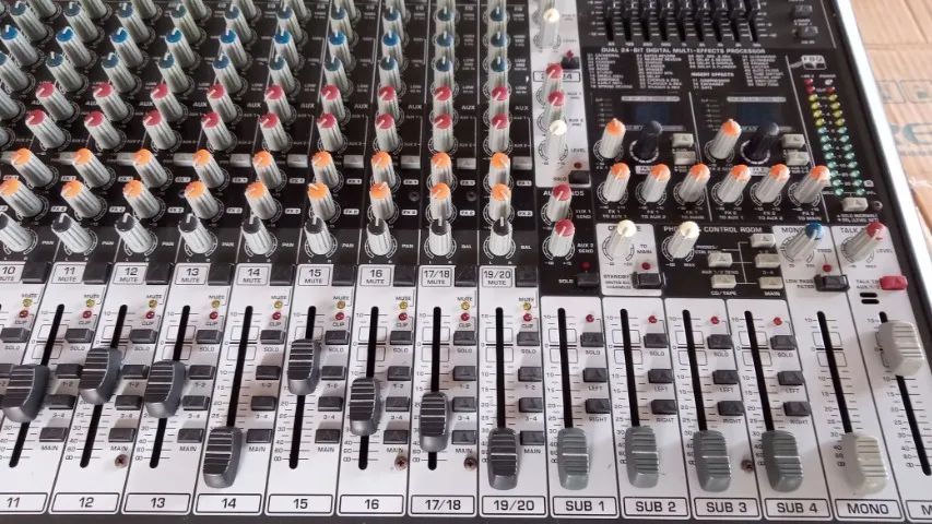 Mesa de Som 24 Canais Behringer - Foto 3