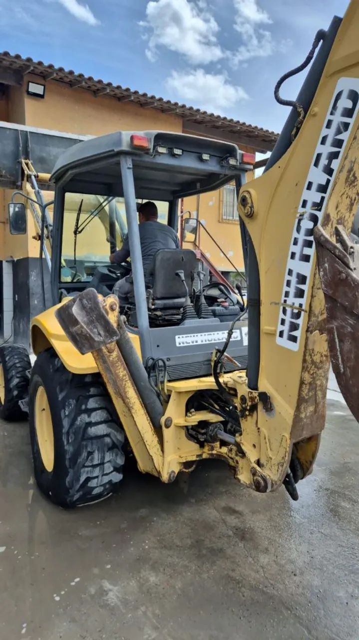 Retroescavadeira New Holland e JCB