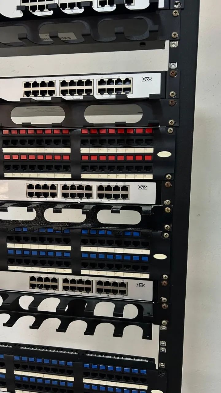 Rack Furukawa com organizador de cabos e switch Intelbras - Foto 5