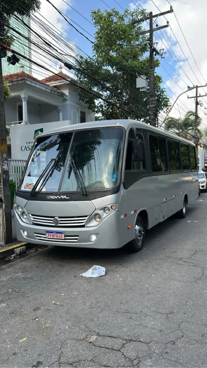 Micro ônibus rodoviário com 29 lugares e banheiro. 