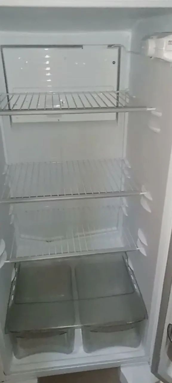 Vende-se geladeira esmalte, duas potas, com tres meses de uso.  - Foto 2