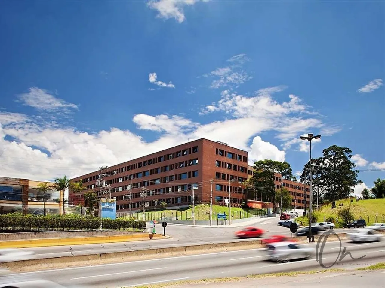 Sala comercial de alto padrão para locação em condomínio de Cotia-SP, Jardim Lambreta: 5 s