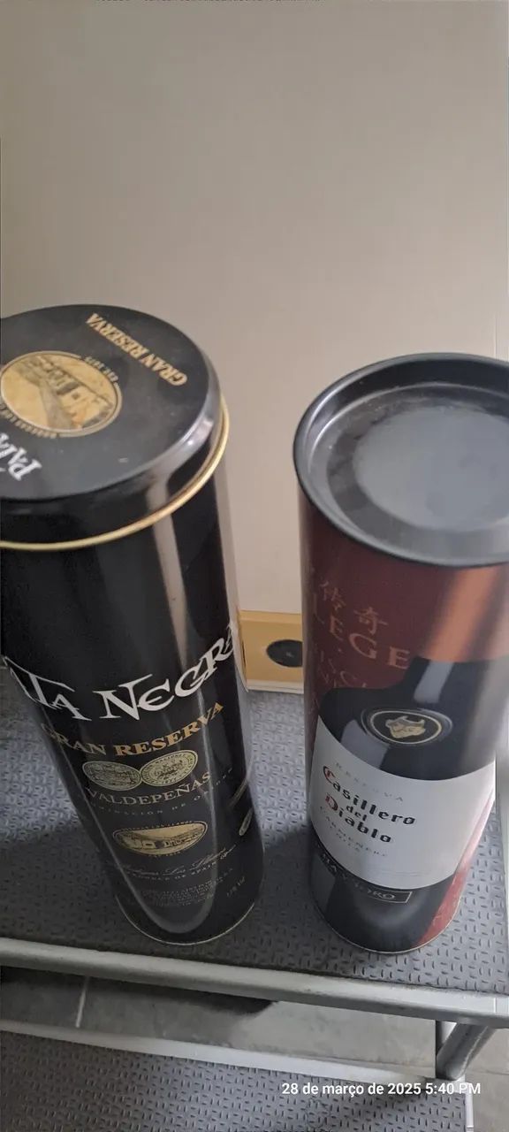 Latas de metal vazias 