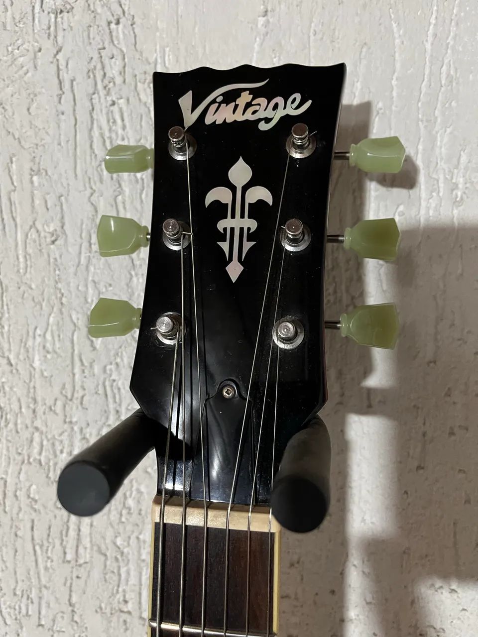 Guitarra Vintage V100 com upgrade  - Foto 6