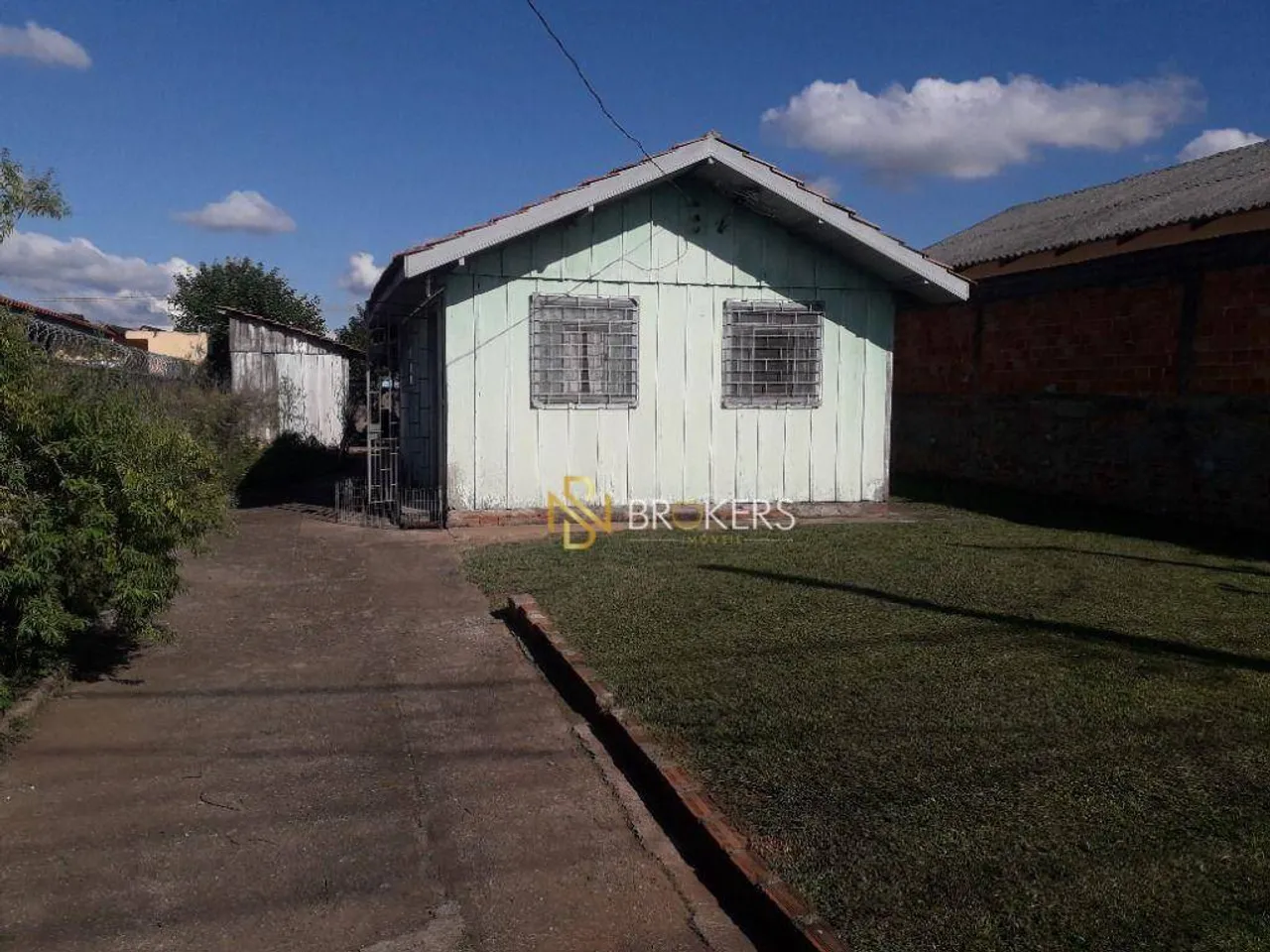 EM BAIRRO TRANQUILO PRONTO PARA CONSTRUÇÃO DE SOBRADOS E FÁCIL ACESSO À BR 277