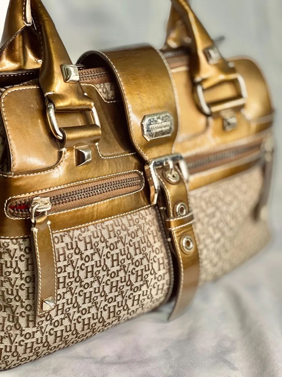 Bolsa Victor Hugo Original - Monograma Clássico e Couro Metalizado - Foto 2