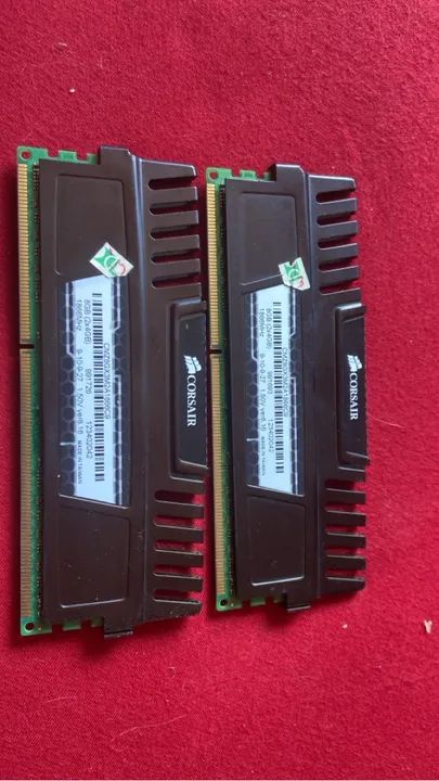 Kit 2x4GB Memória RAM Corsair DDR3 1866MHz
