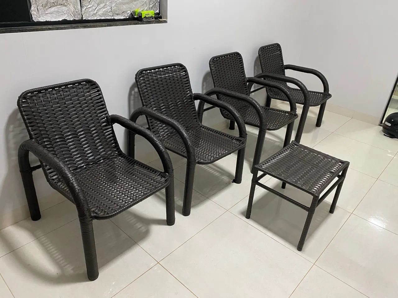 Conjunto de 4 Cadeiras + Mesinha em Fibra Sintética    - Foto 3