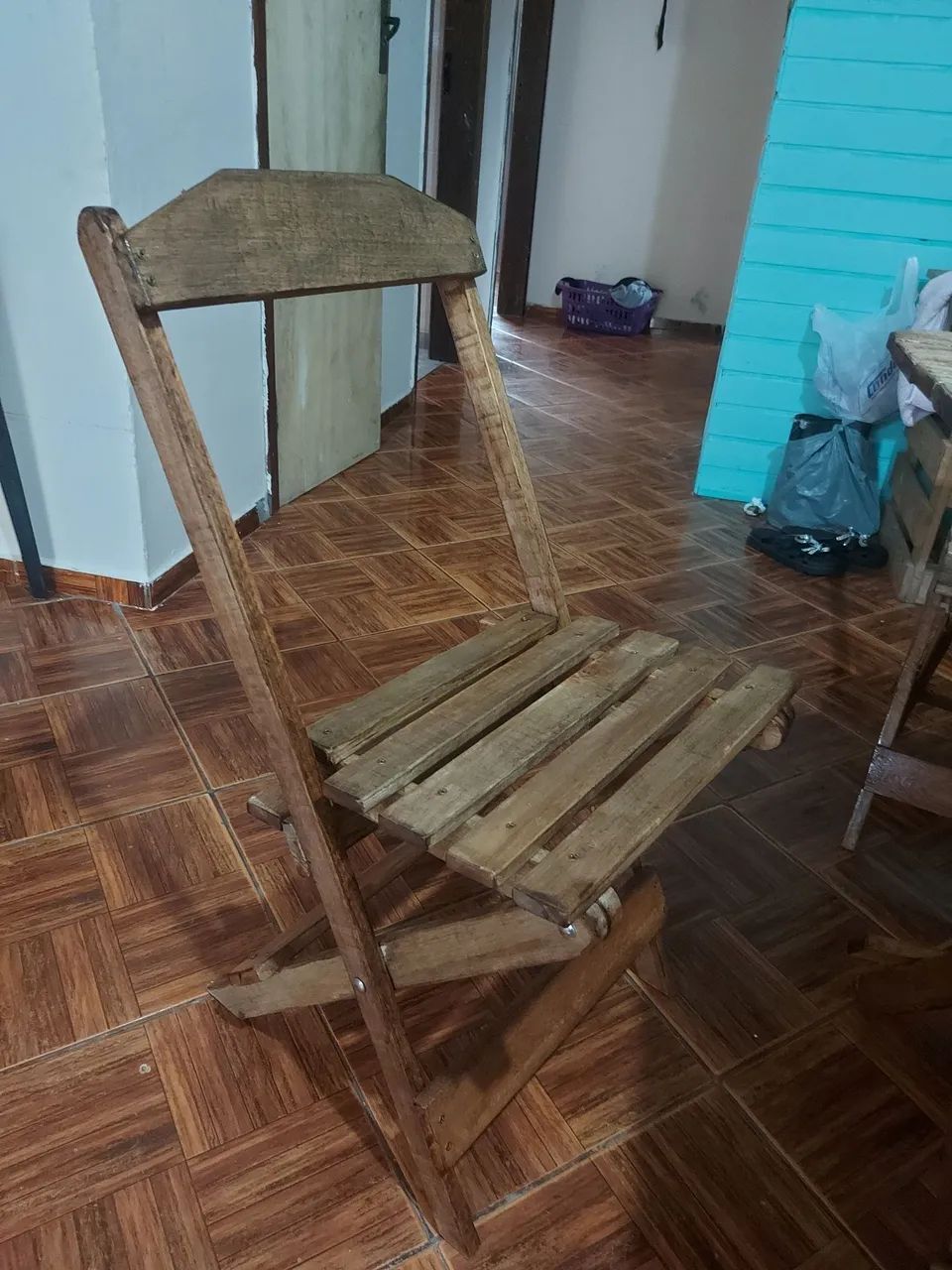 Jogo de mesa com 4 cadeiras de pallet - Foto 4