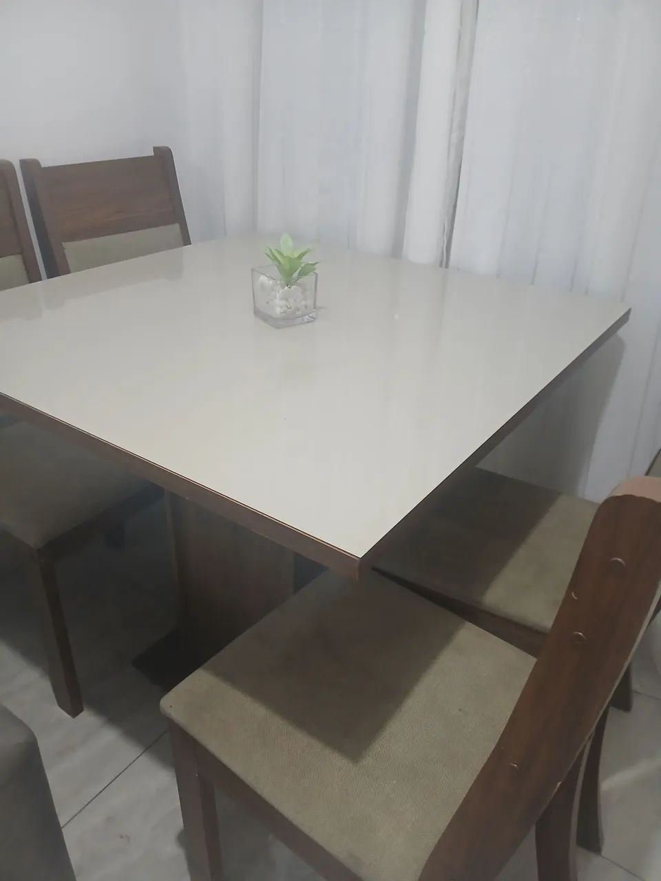 Vendo mesa com 4 cadeiras 