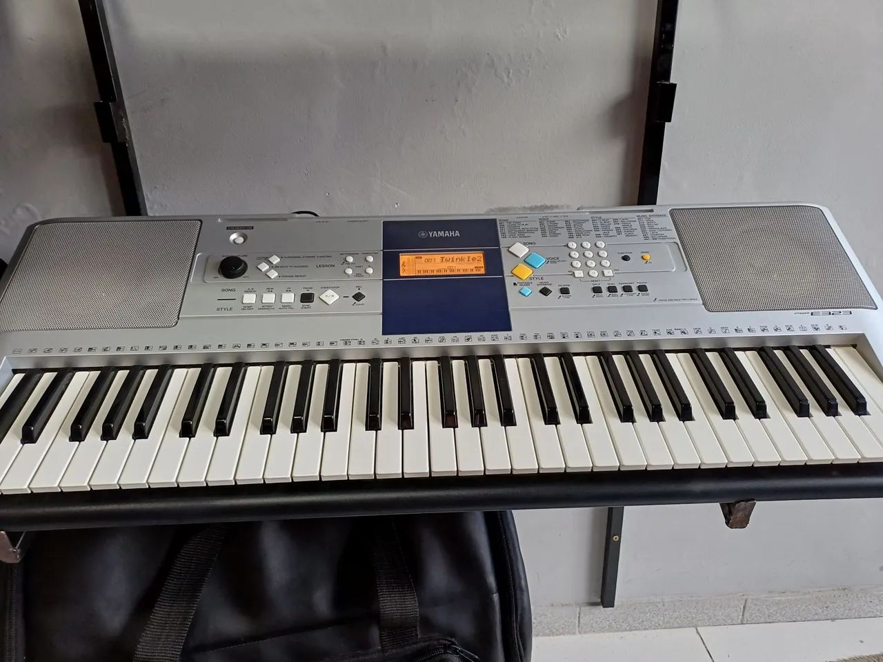 Teclado yamaha psr E323 em perfeito estado. 