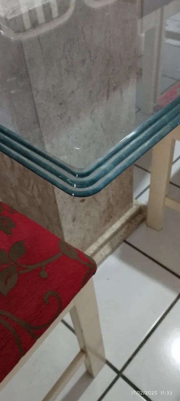 Mesa de vidro com 06 cadeiras, espelho e colunas de pedra. - Foto 4