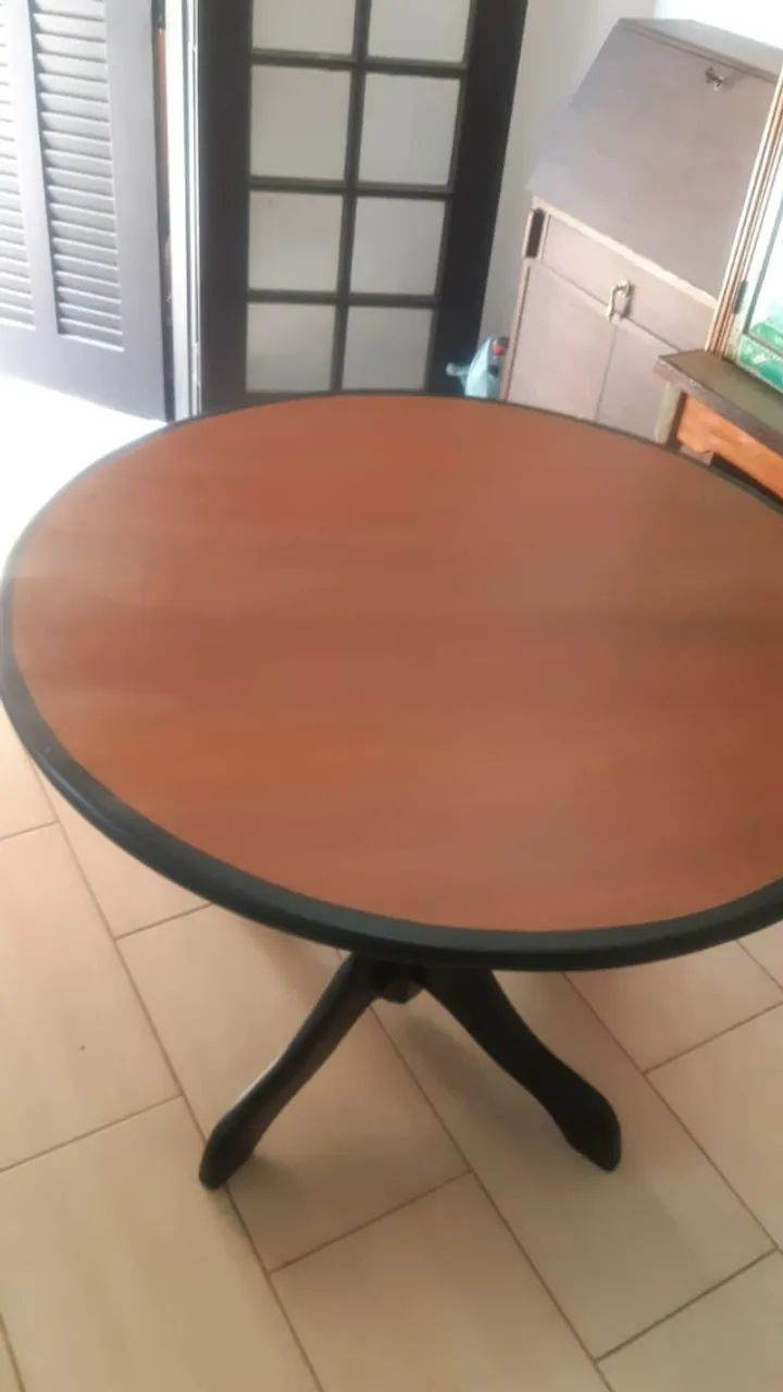 Mesa totalmente de madeira maciça.