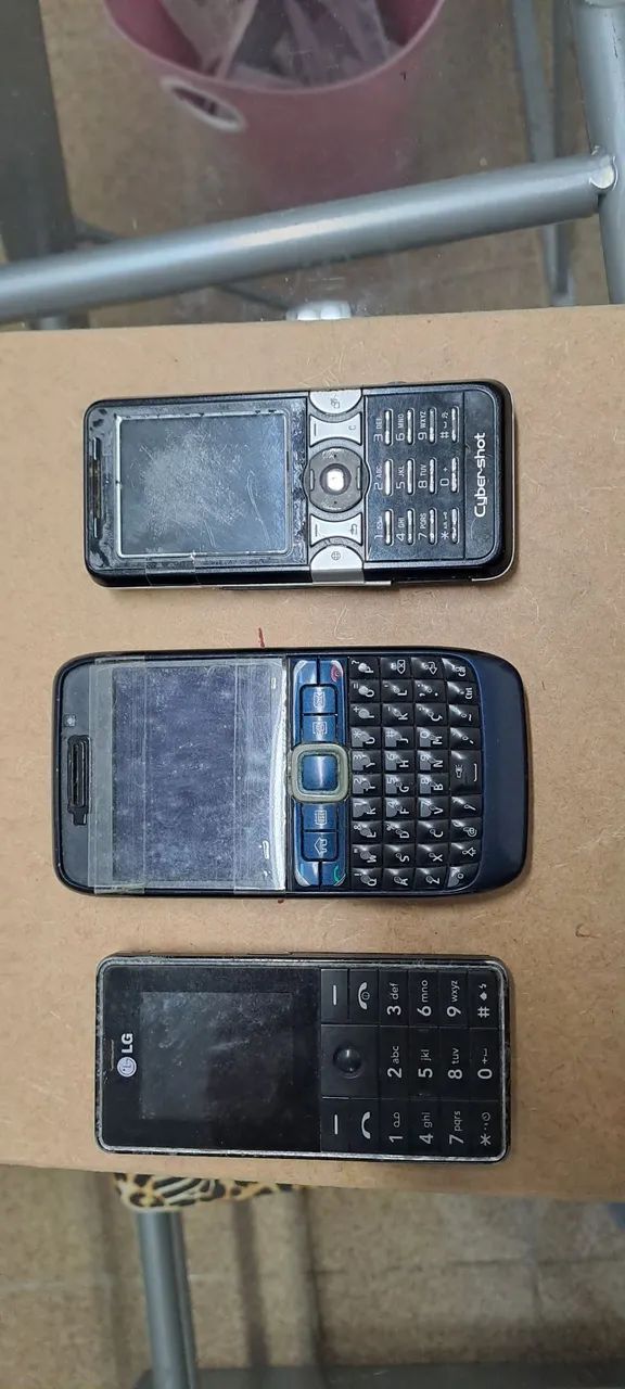 Lote de celular antigos no estado