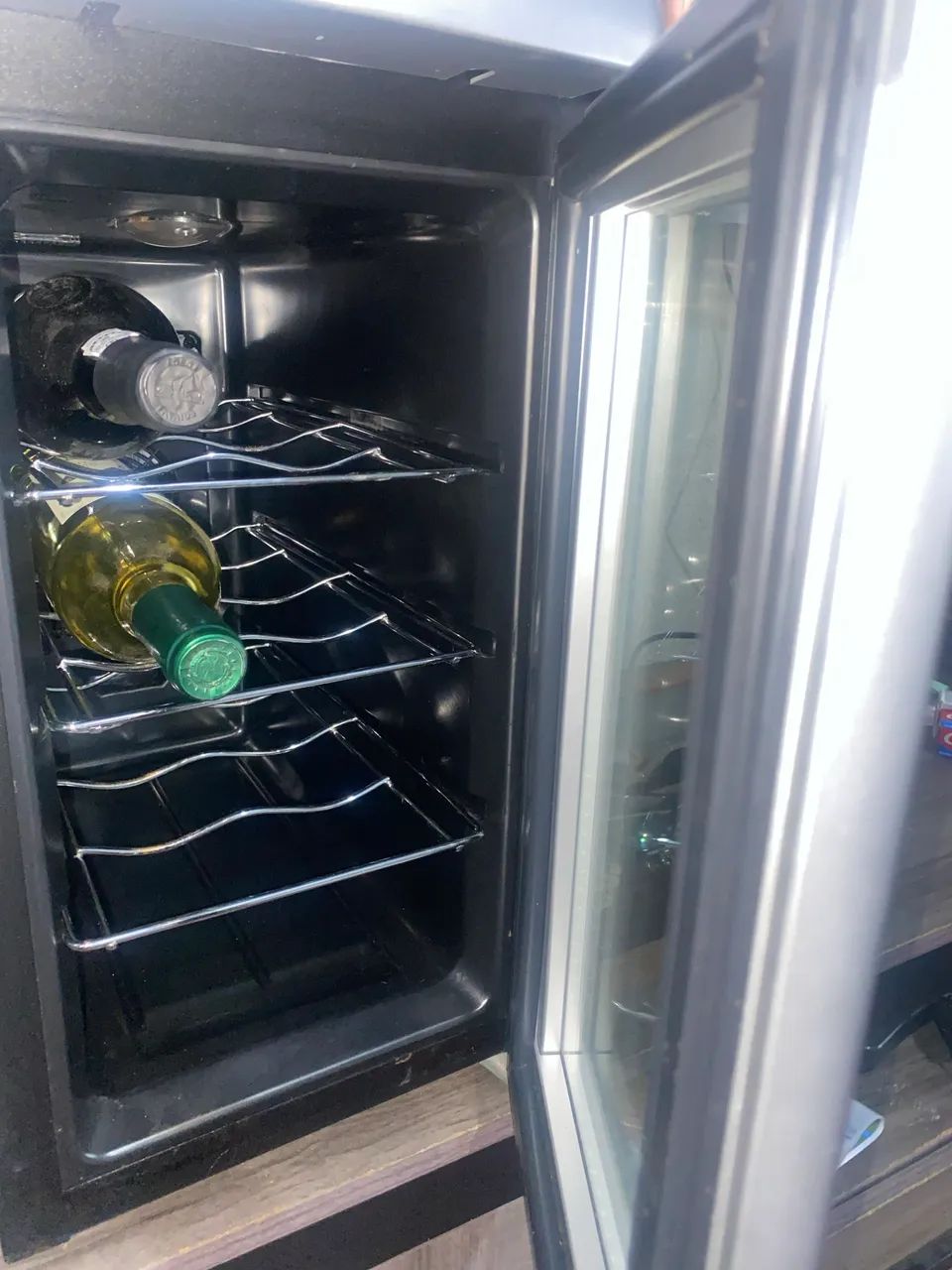 Adega elétrica climatizada 