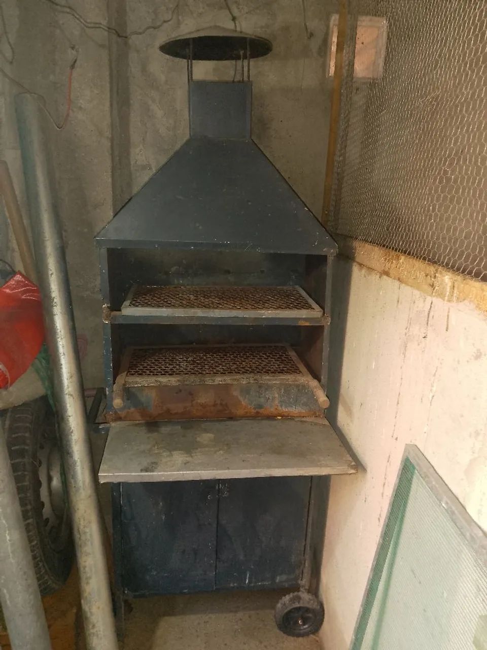Vende-se uma churrasqueira 300 reais 