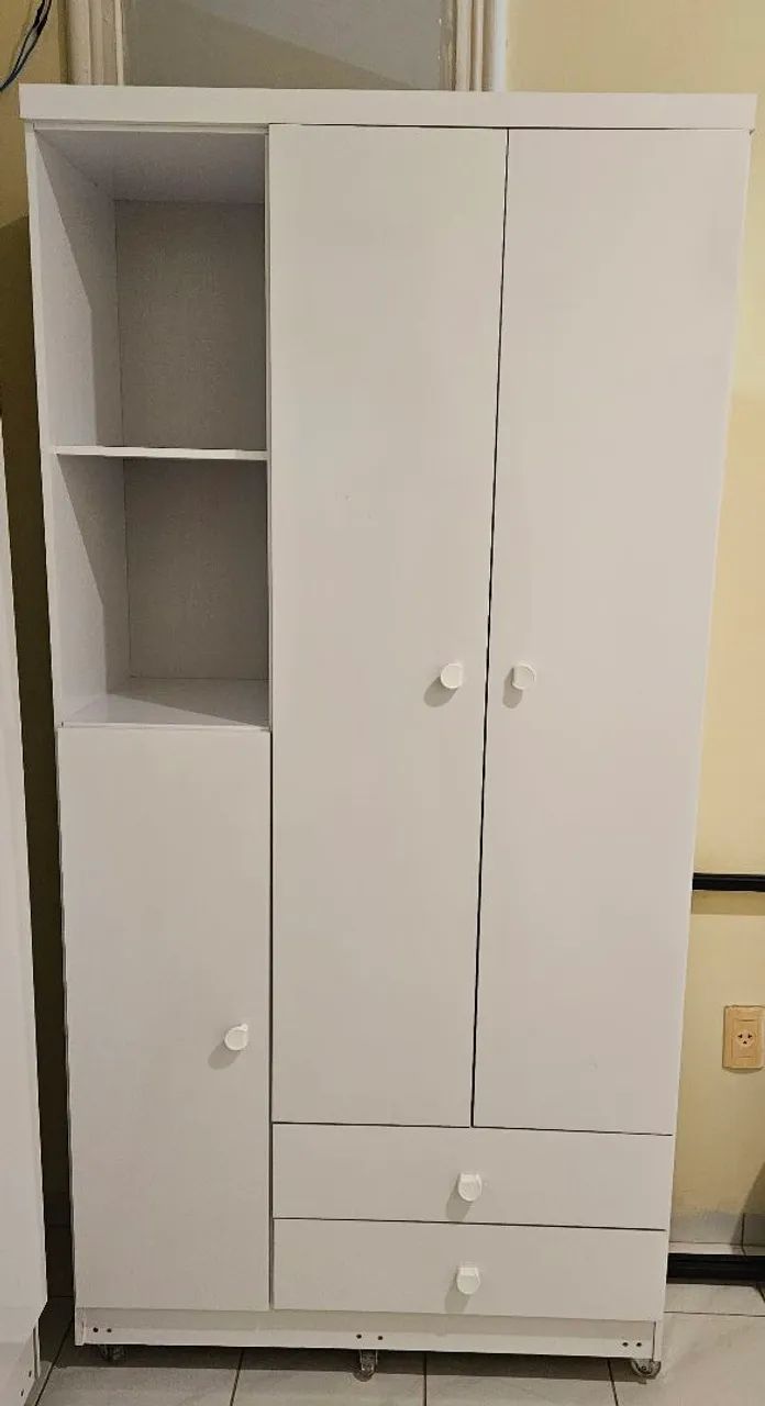 Guarda-roupa infantil branco - Excelente estado, espaçoso e com rodinhas!