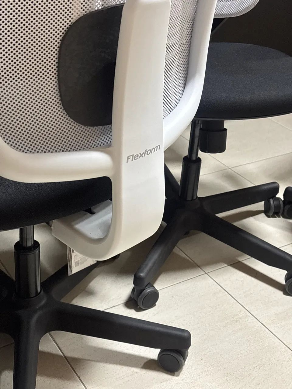 3 Cadeiras Flexform Preto e branco ( separado é mais caro ) - Foto 4