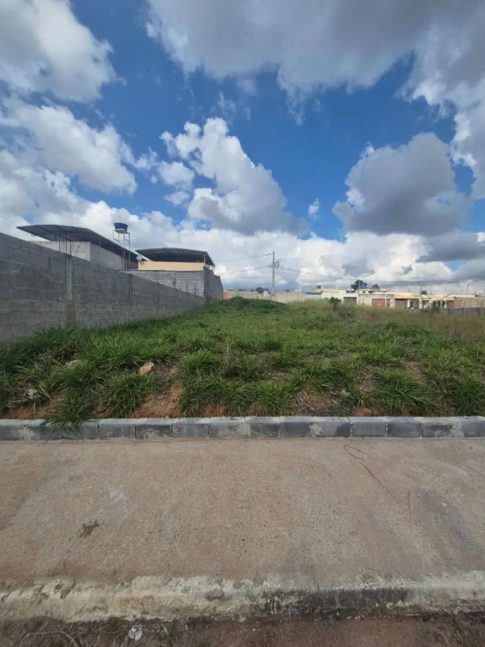 VENDO OU TROCO TERRENO  (PLANO)