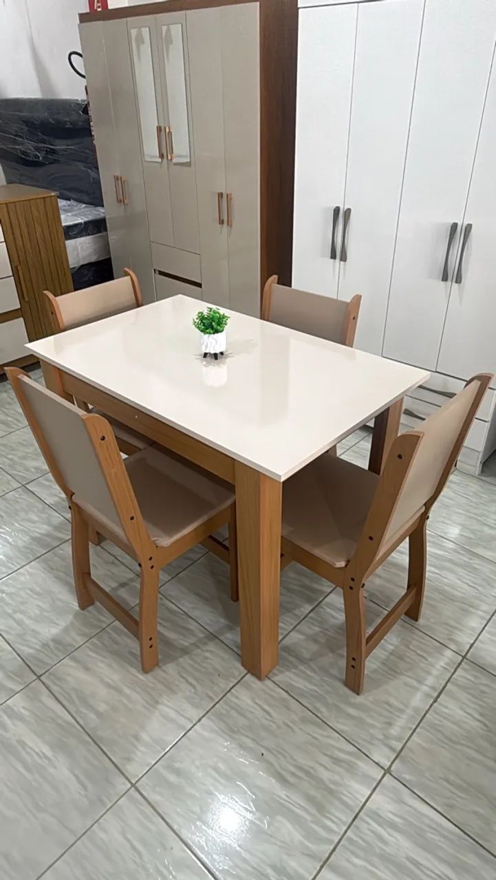 Mesa de jantar 4 cadeiras 100% MDF nova disponível 