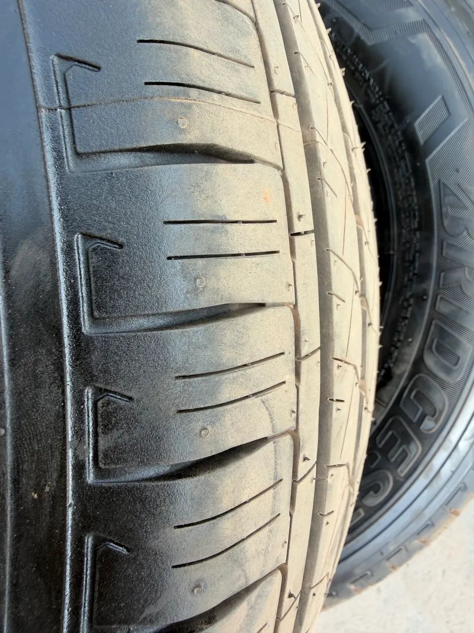 4 Pneus 235/65R16 C Bridgestone Duravis Novos - Foto 4
