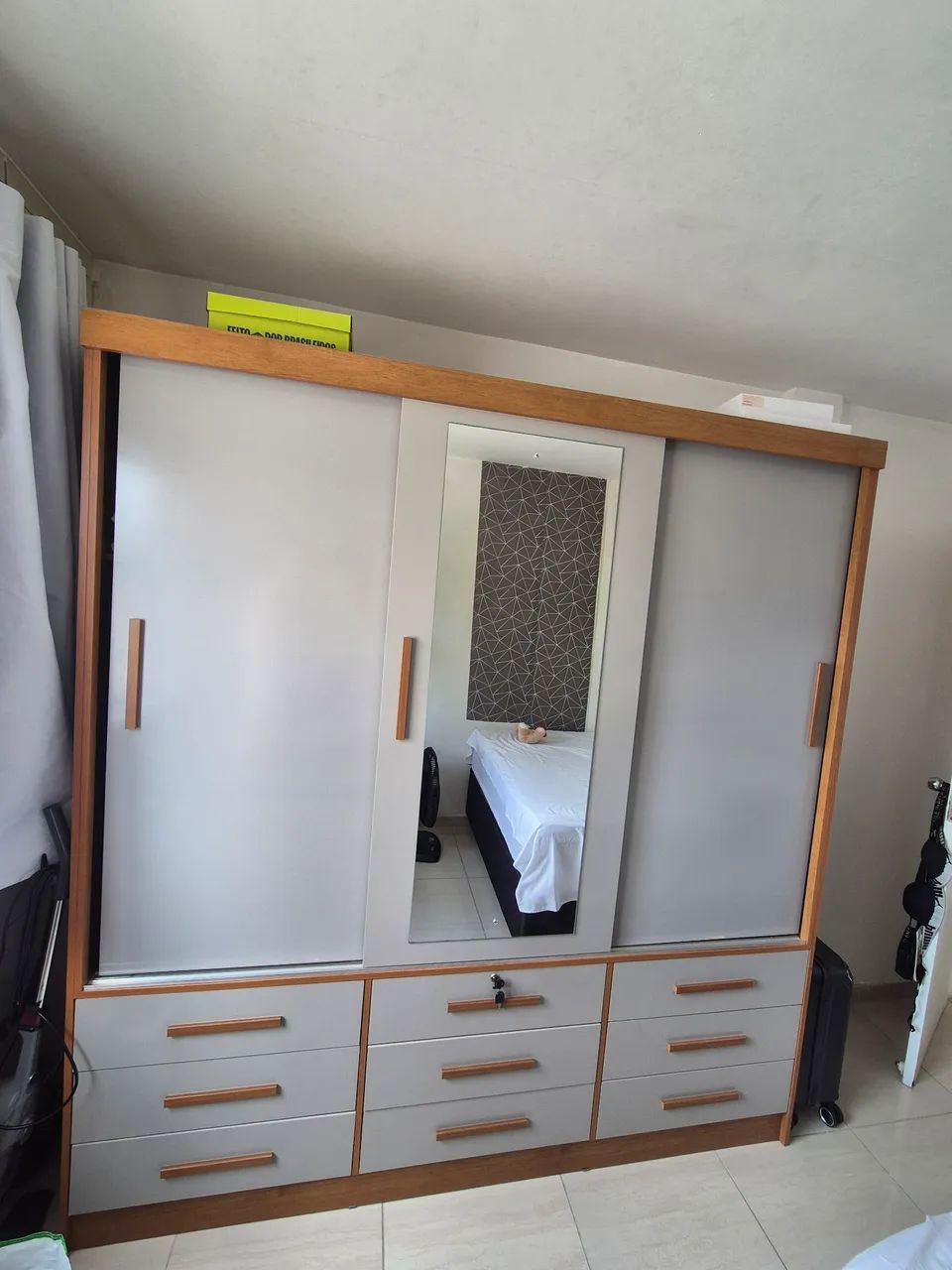 Guarda roupa com 9 gavetas e espelho.  - Foto 3