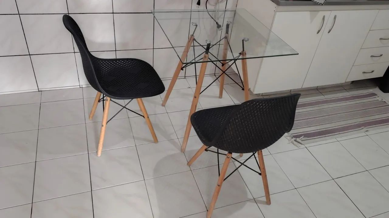 Mesa com 2 cadeiras 