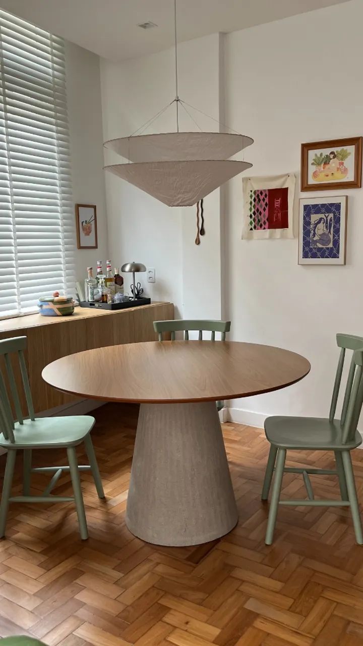 Mesa de jantar redonda 120 cm com tampo MDF freijó e base cone 100% concreto - Foto 5
