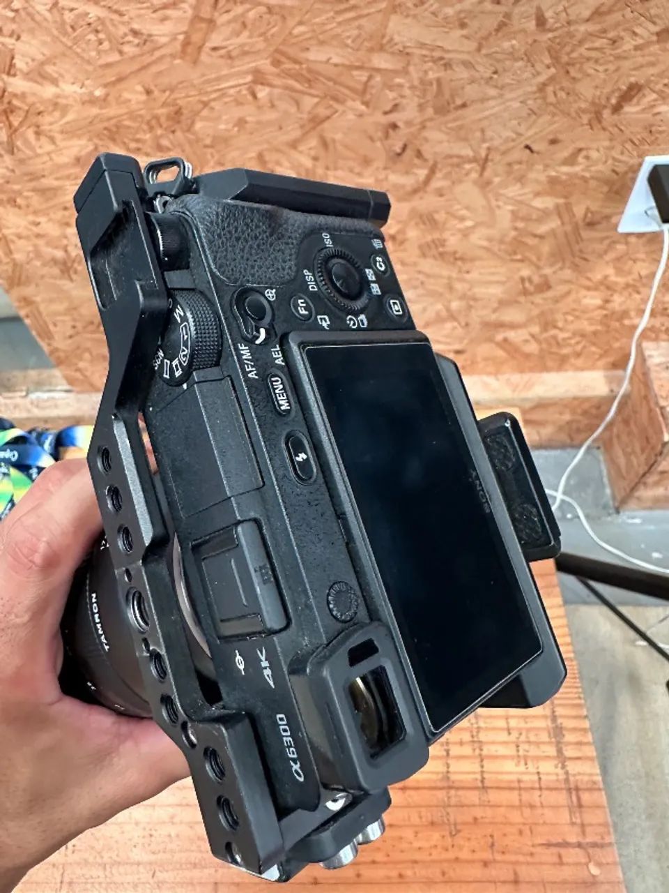 Sony A6300 (corpo) + Cage + 4 baterias - Foto 4