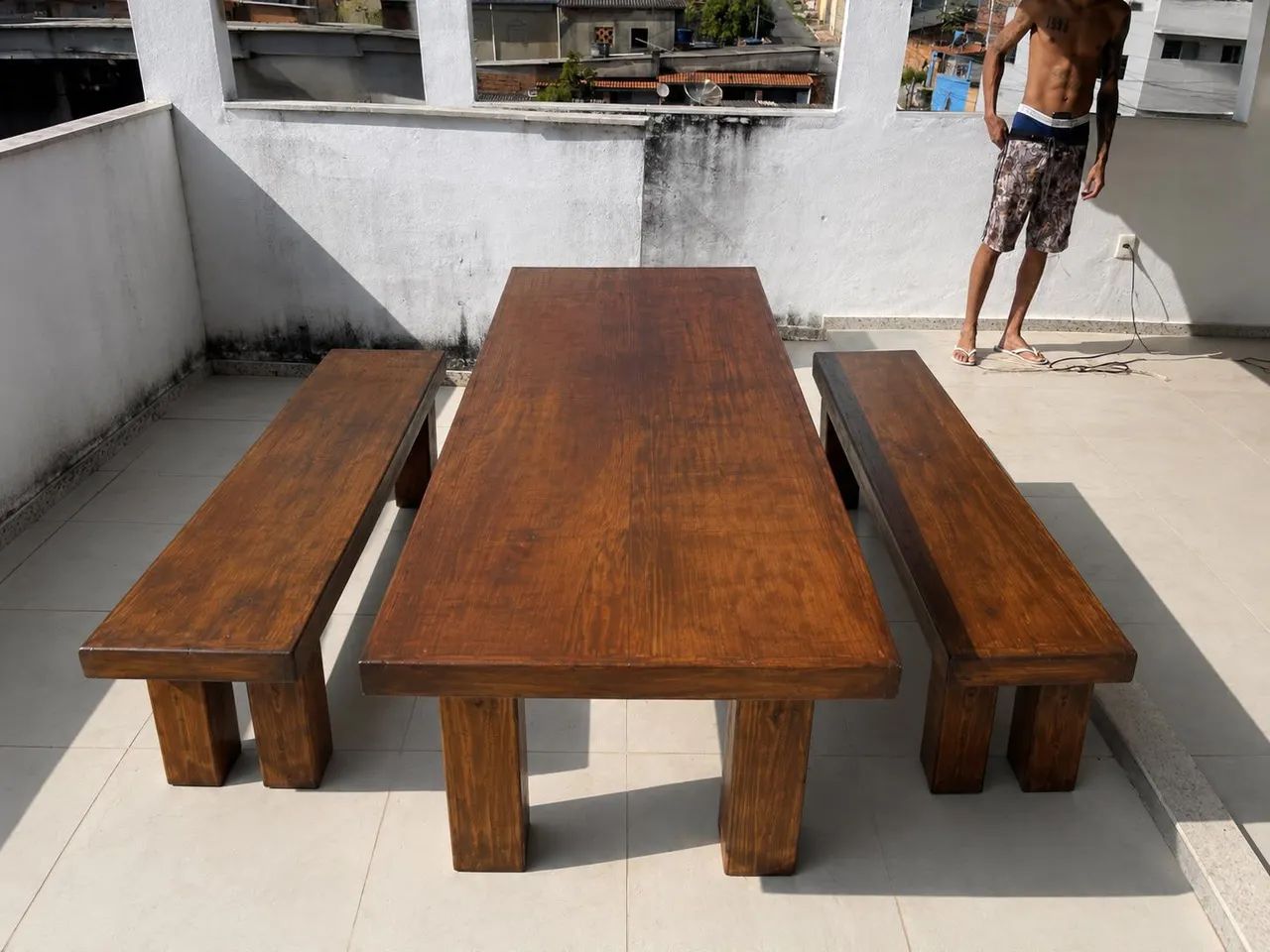 Mesa de madeira com banco 