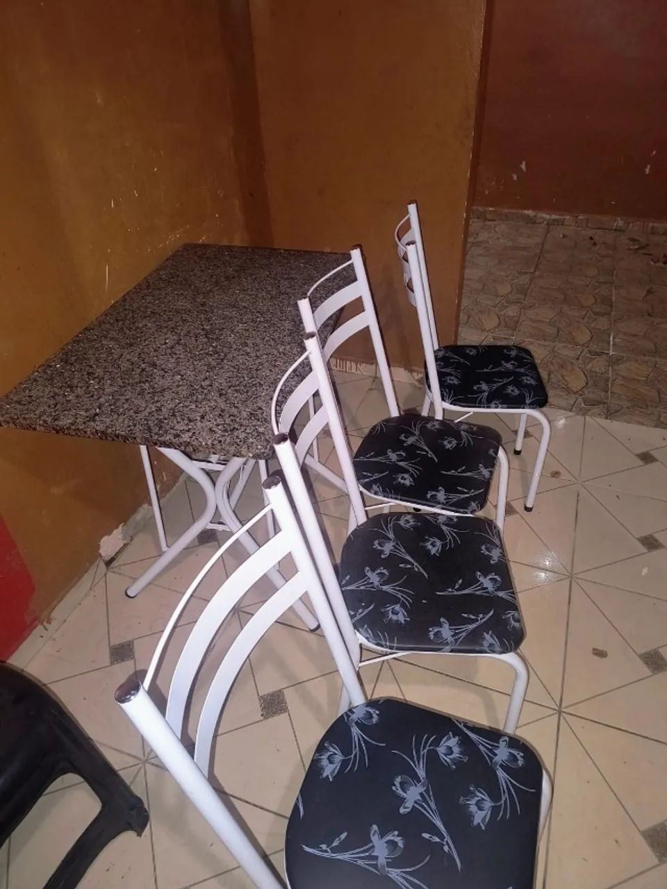 Mesa de Granito com 4 cadeiras