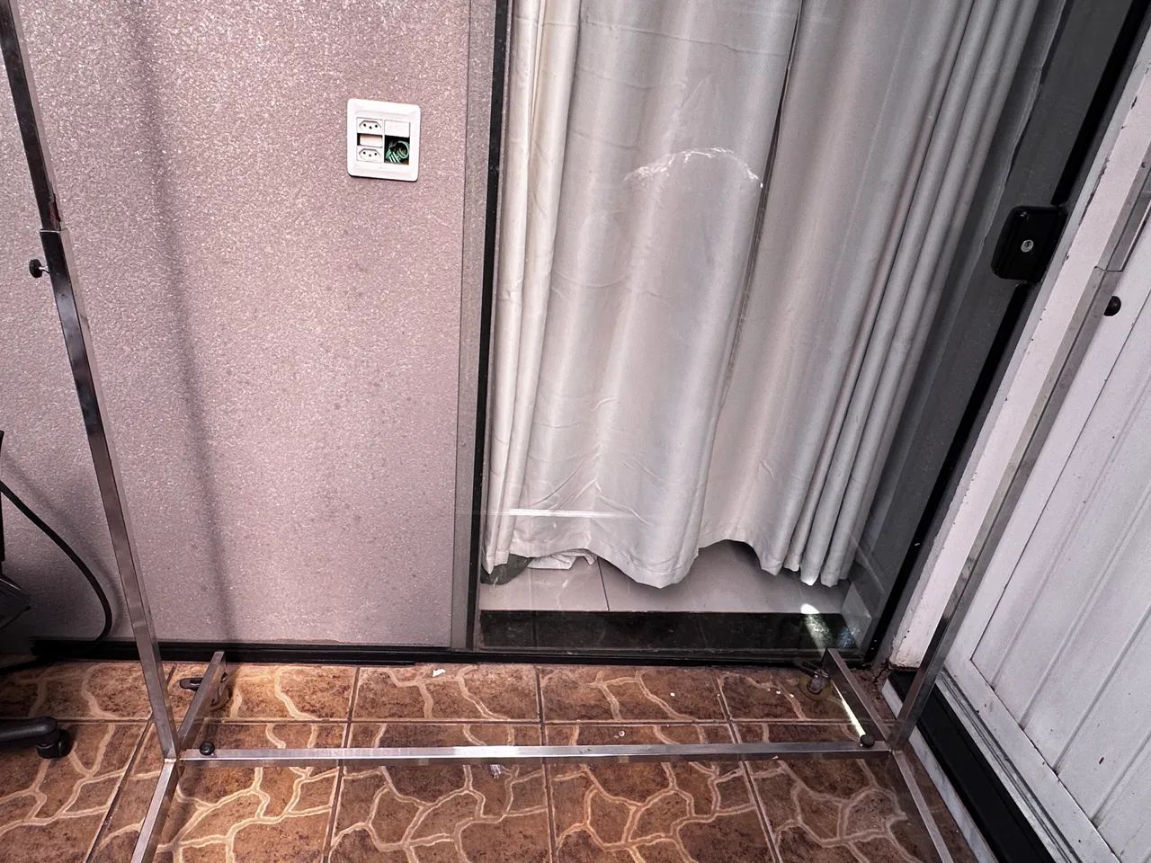 Arara cromada para trajes longos  - Foto 3